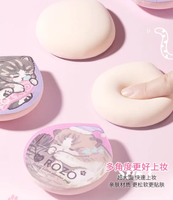 ROZO SLEEPY KITTEN POWDER PUFF WITH CASE-ESPONJA DE POLVO - Imagen 2